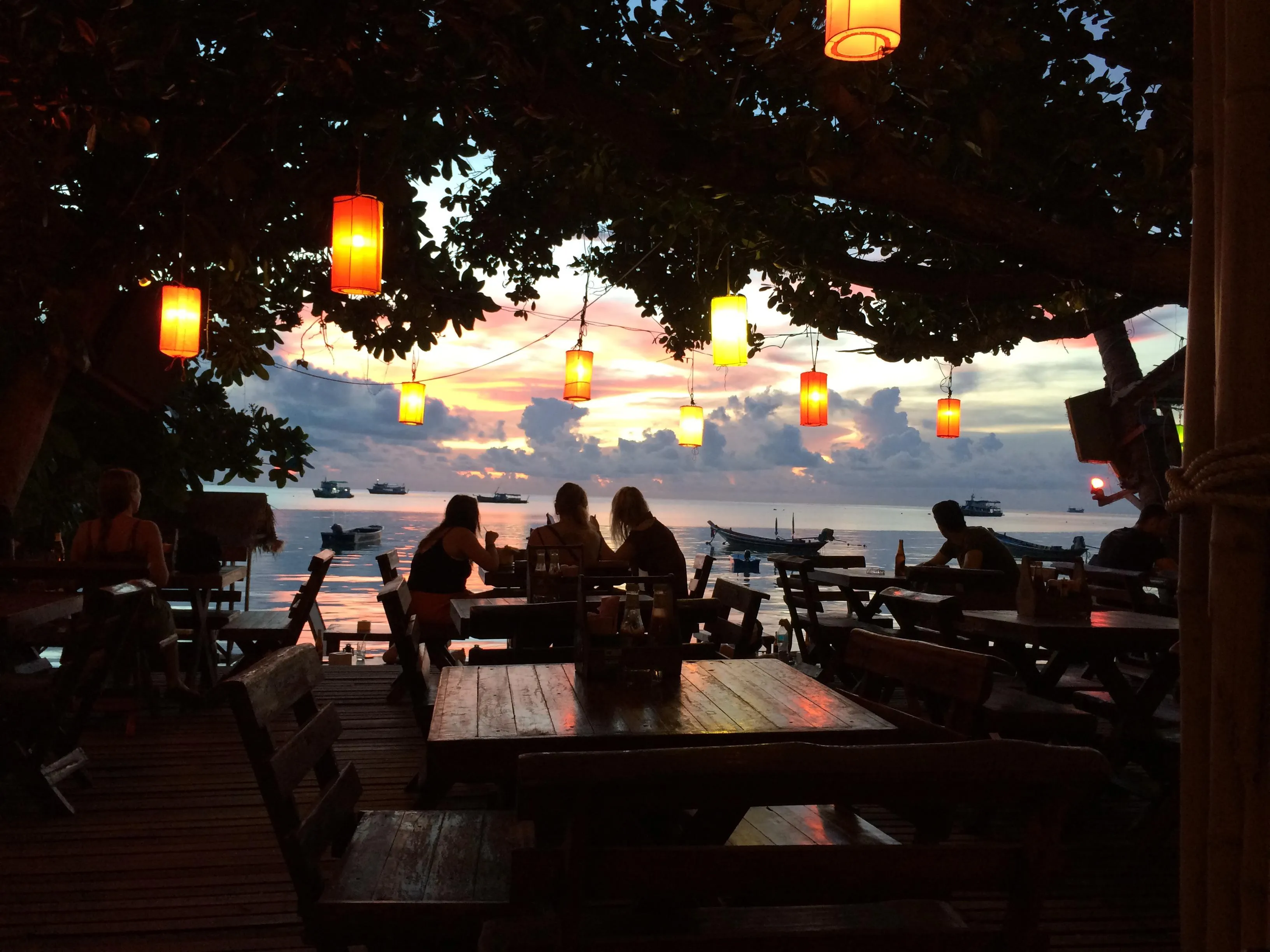 Бар на закате на пляже Сайри, Ко Тао