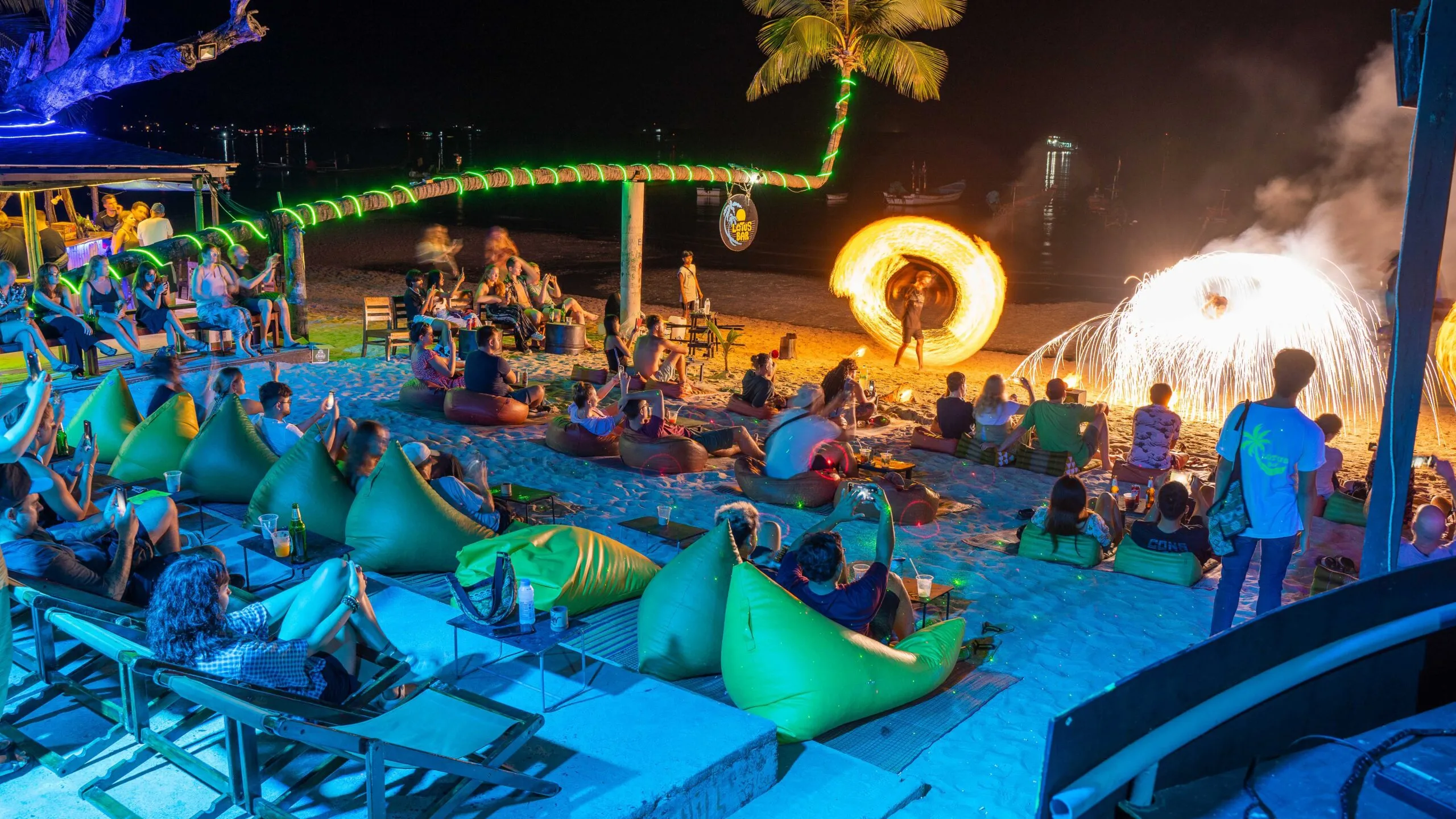 Ночная жизнь на Ко Тао — бары и фаер-шоу на пляже Сайри