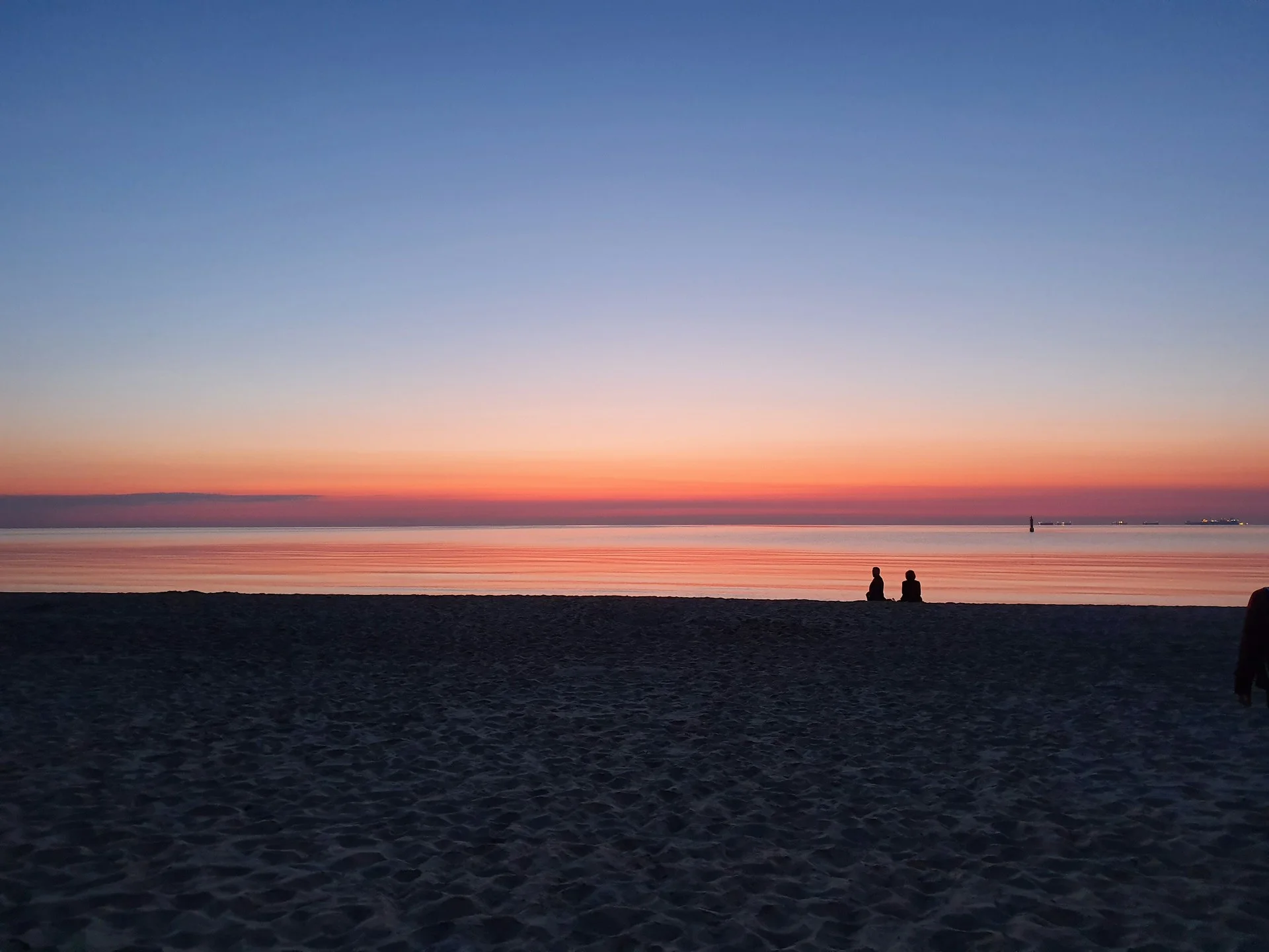 Закат на пляже Сайри Бич, Ко Тао — длинный песчаный пляж с барами